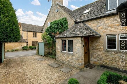 MILL STREAM COTTAGE, family friendly in Lower Slaughter