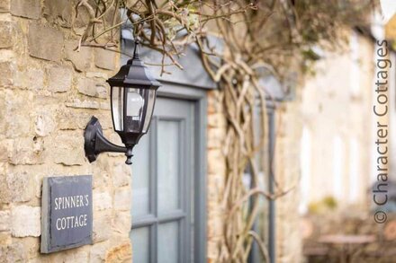 SPINNERS COTTAGE, pet friendly, with open fire in Stow-On-The-Wold