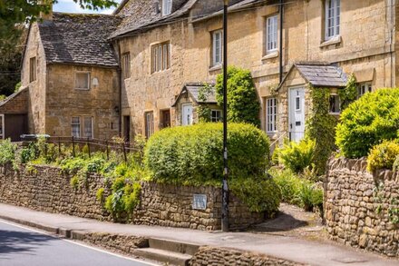 ROYAL OAK COTTAGE, pet friendly, with open fire in Chipping Campden