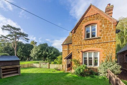 This charming carrstone Victorian cottage offers wonderful parkland views.