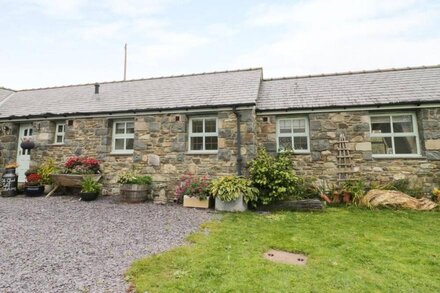 GELLI GLUD, pet friendly, character holiday cottage in Eglwysbach