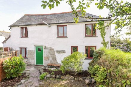 THE OLD COACH HOUSE, pet friendly, character holiday cottage in Roche