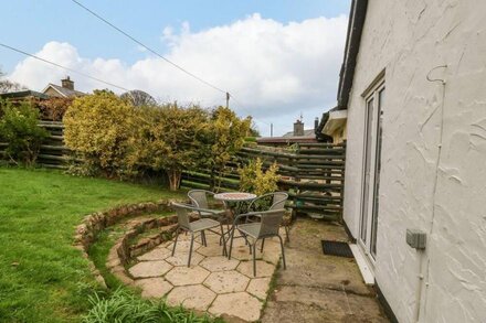 STEPPING STONES, pet friendly, with a garden in Llanbedrog