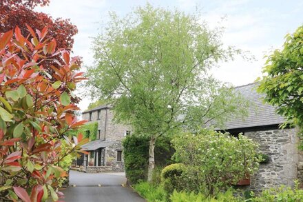 THE HAYLOFT, character holiday cottage, with a garden in Lindale