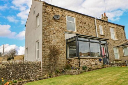 1 BRAESIDE, pet friendly, character holiday cottage in Wearhead