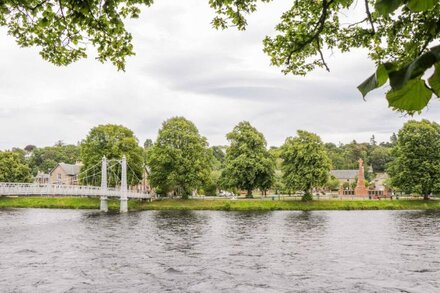 7 RIVERSIDE GARDENS, family friendly in Inverness