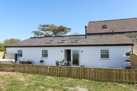 YR HEN LAETHDY, pet friendly, character holiday cottage in Rhosneigr