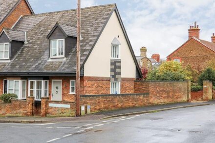 LITTLE WASH COTTAGE, pet friendly, with a garden in Hunstanton