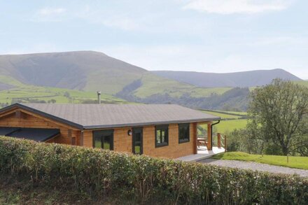 BRYN EIDDON LOG CABIN, pet friendly, with hot tub in Machynlleth