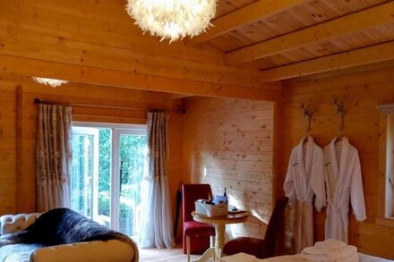 Swan Lodge With Hot Tub, Sauna and Treatments