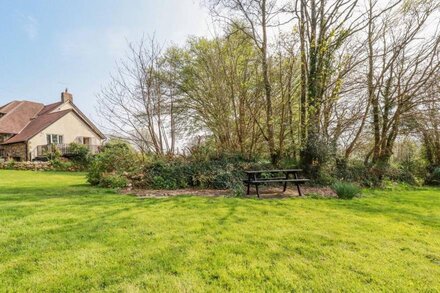 LITTLE OAKLANDS, pet friendly, with a garden in Lostwithiel