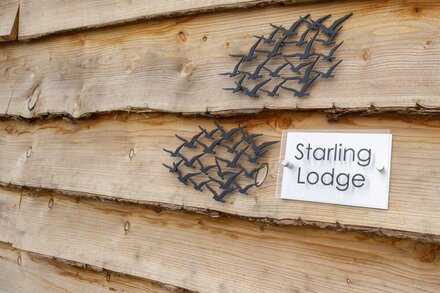 STARLING LODGE, family friendly, with hot tub in Wedmore