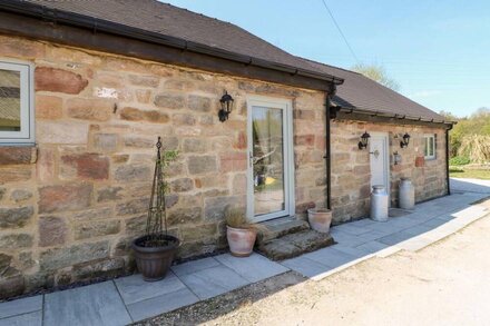 CHURN DASH COTTAGE, family friendly in Horsley Woodhouse