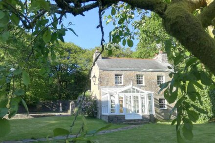 Yr Hen Ysgol - historic cottage in grounds of manor house