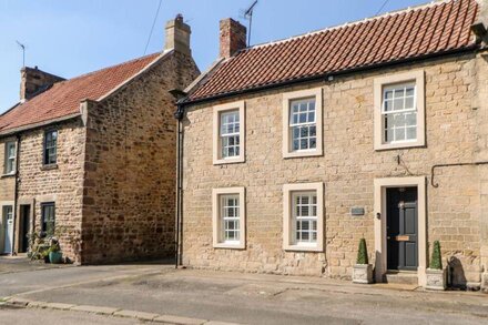 DEANERY VIEW, pet friendly, with a garden in Staindrop