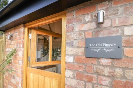 THE OLD PIGGERY, pet friendly, character holiday cottage in Defford