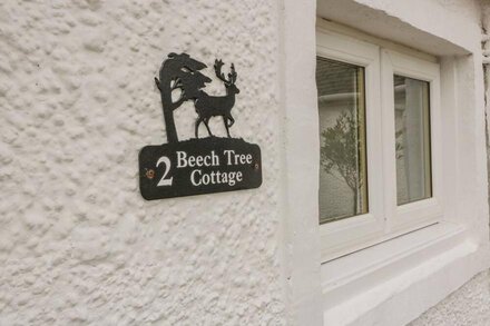 BEECH TREE, pet friendly, with hot tub in Troon