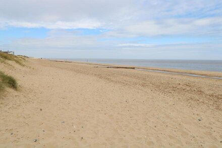 PALM TREE COTTAGE, pet friendly, with open fire in Caister-On-Sea