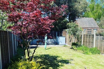 BOURNECOAST: DELIGHTFUL 3 BEDROOM TERRACED COTTAGE WITH GARDEN & WIFI - HB8435