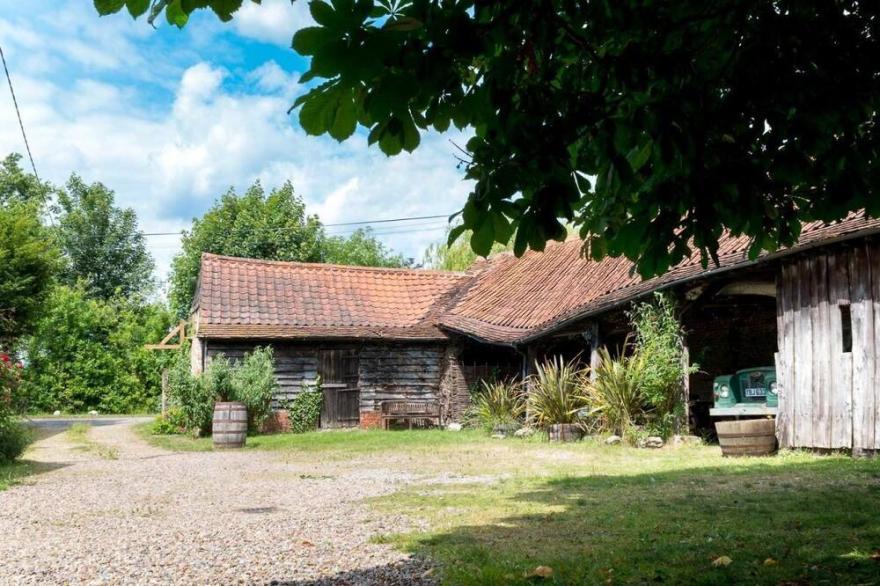 Farm Cottage  a cute C16th cottage, a walk across the fields to a great pub