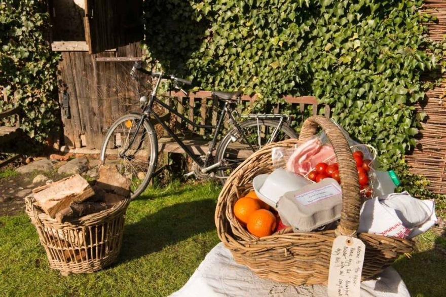 Rose Cottage, rural cosiness, with footpaths to the local Macro Brewery Pub