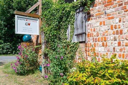 Snow Cottage, laid back style, with footpaths to a great Macro Brewery Pub