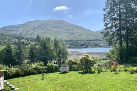 Stunning Lochside Lodge at the Foot of The Cobbler