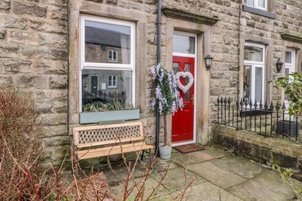 CRAG VIEW COTTAGE, pet friendly, character holiday cottage in Embsay