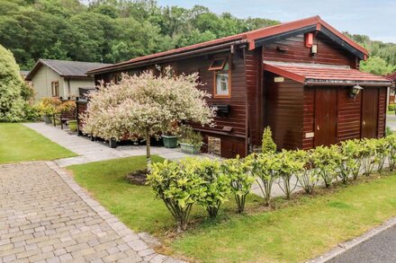 HERITAGE PARK, character holiday cottage, with a garden in Kilgetty