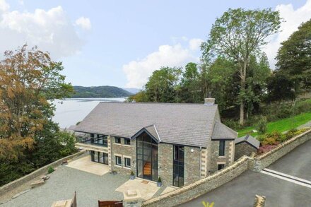 LAKESIDE AT LOUPER WEIR, family friendly in Bowness-On-Windermere