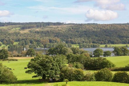 TWO LAKE VIEW, pet friendly, luxury holiday cottage in Coniston