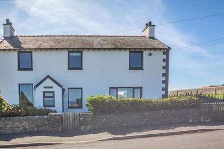 TYN Y BERTH, pet friendly, character holiday cottage in Benllech