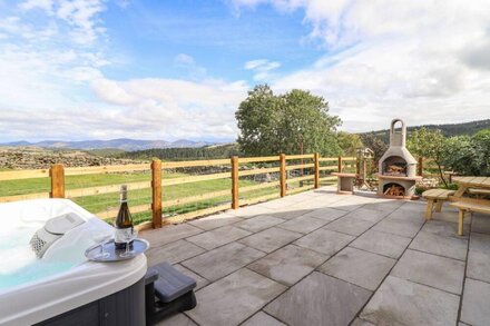 THE STABLES AT CAE GWYN, family friendly, with hot tub in Ruthin