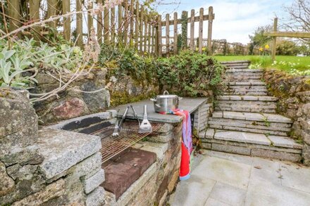 THE MILL HOUSE, pet friendly, with a garden in St Columb Major