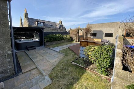 FISHERMAN'S COTTAGE, family friendly, with hot tub in Fraserburgh