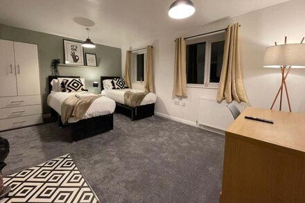 City Centre Studio 9 with Kitchenette, Free Wifi Smart TV with Netflix