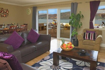 Glenachulish Bay Cottage has a fantastic location right beside the sea with fantastic uninterrupted