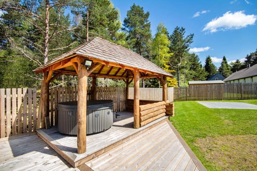 Detached holiday home with hot tub and sauna on Aviemore Ski road