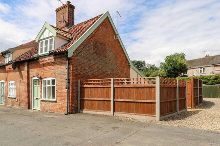 BRIDGE END COTTAGE, pet friendly, with open fire in Mulbarton