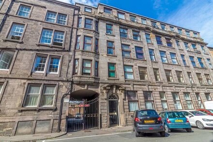 Pass the Keys | Stunning 1 bedroom flat with Free Parking in City Centre!