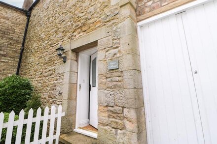 CLOVER COTTAGE, pet friendly, with open fire in Kirkby Stephen