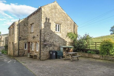 THE SMITHY, family friendly, character holiday cottage in Muker