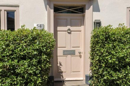 54 BRIDGE STREET, character holiday cottage, with open fire in Brigg