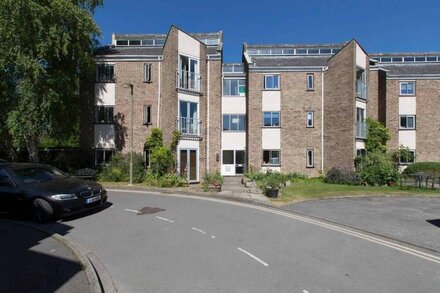 Modern, Warm, Secure and Comfortable Oxford Apartment with easy access to City