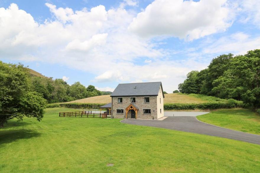 TALARDDU COTTAGE, pet friendly, with hot tub in Builth Wells