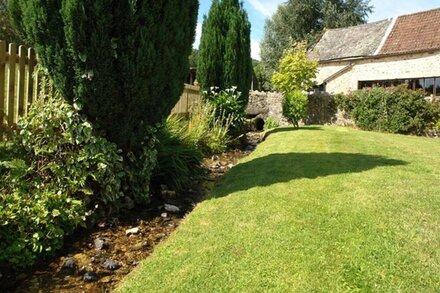 HORNSHAYNE FARMHOUSE, pet friendly, with a garden in Farway