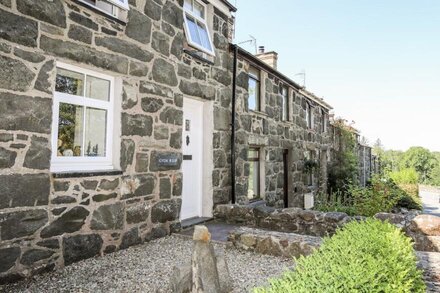 GYDA'R LLIF, pet friendly, character holiday cottage in Criccieth