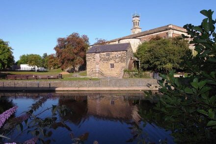 York Riverside Apartment, just 5 min walk to City Centre has car park & wi-fi