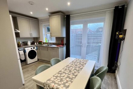 Romsey Terrace-3 Bedroom House with parking