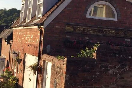 The Stables: full of character near the Pantiles with secluded courtyard garden